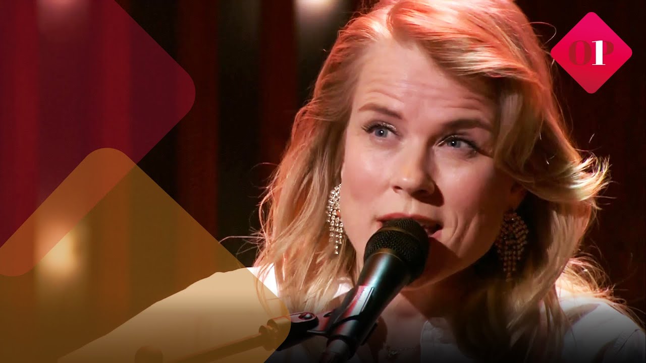 Ilse DeLange speelt een akoestische versie van het nummer 