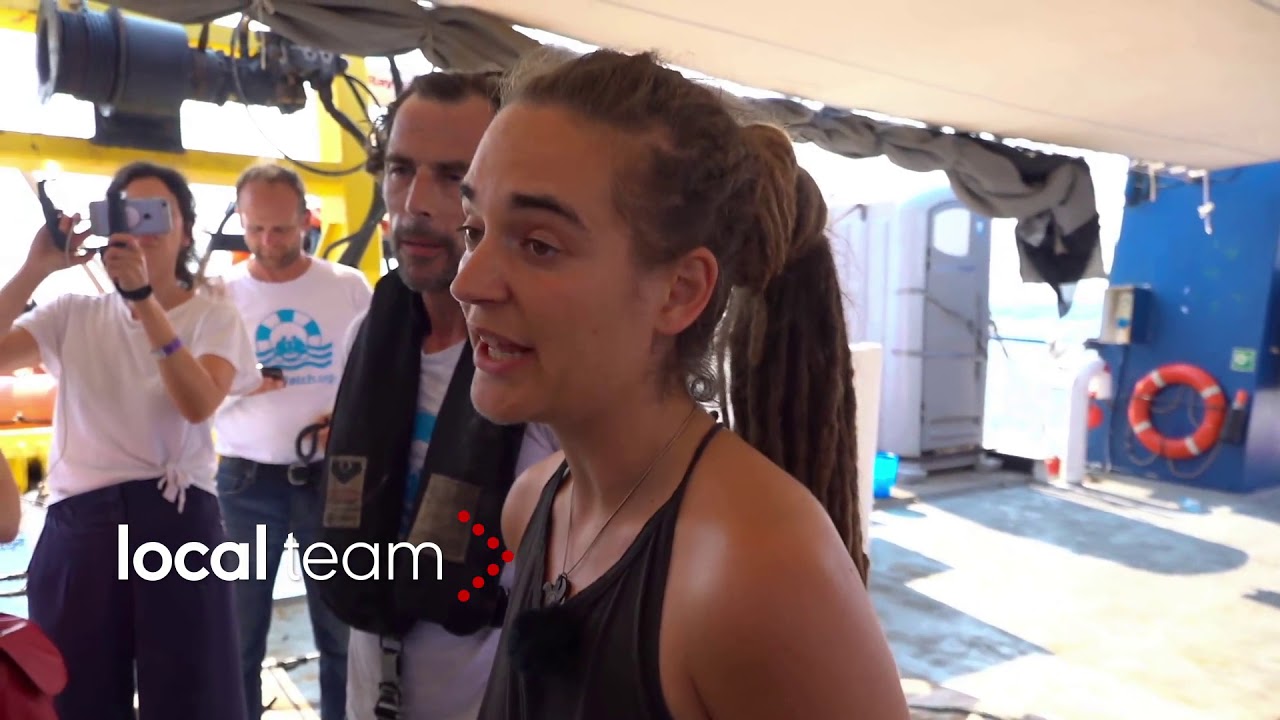 Carola Rackete parla ai reporter dalla Sea Watch