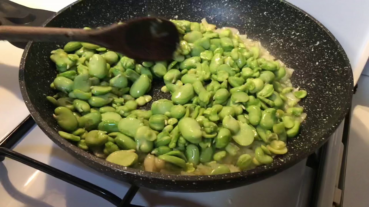 Fave fresche in preparazione