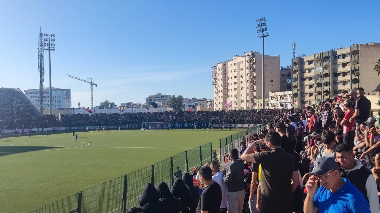 النادي المكناسي في مواجهة شباب أطلس خنيفرة برسم الجولة الثالثة من البطولة الإحترافية في قسمها الثاني