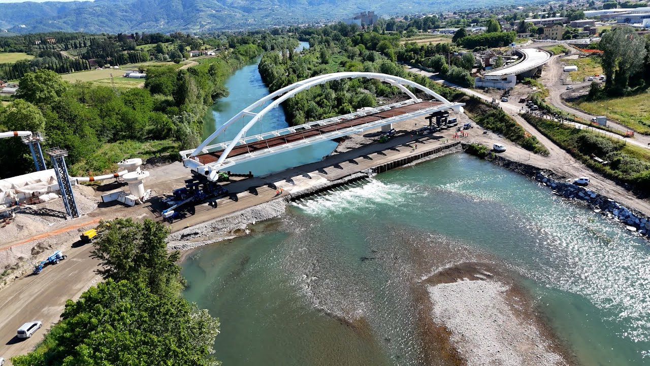Ecco il nuovo Ponte sul Serchio; posizionata la campata sul fiume