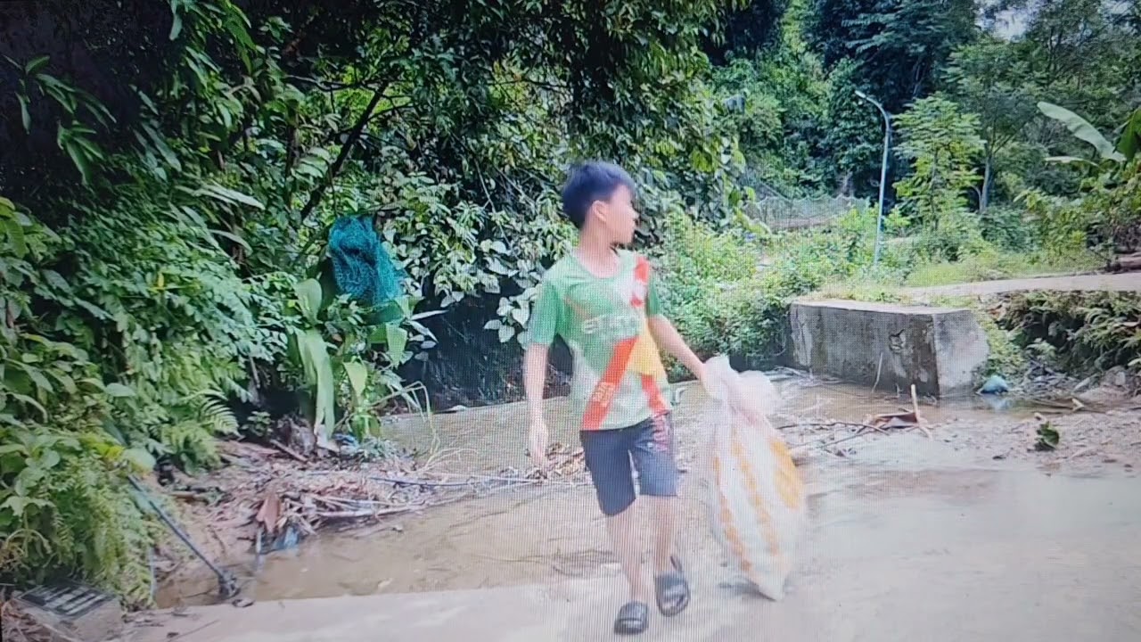 The Poor Boy Who Collected Bottles to Help His Family