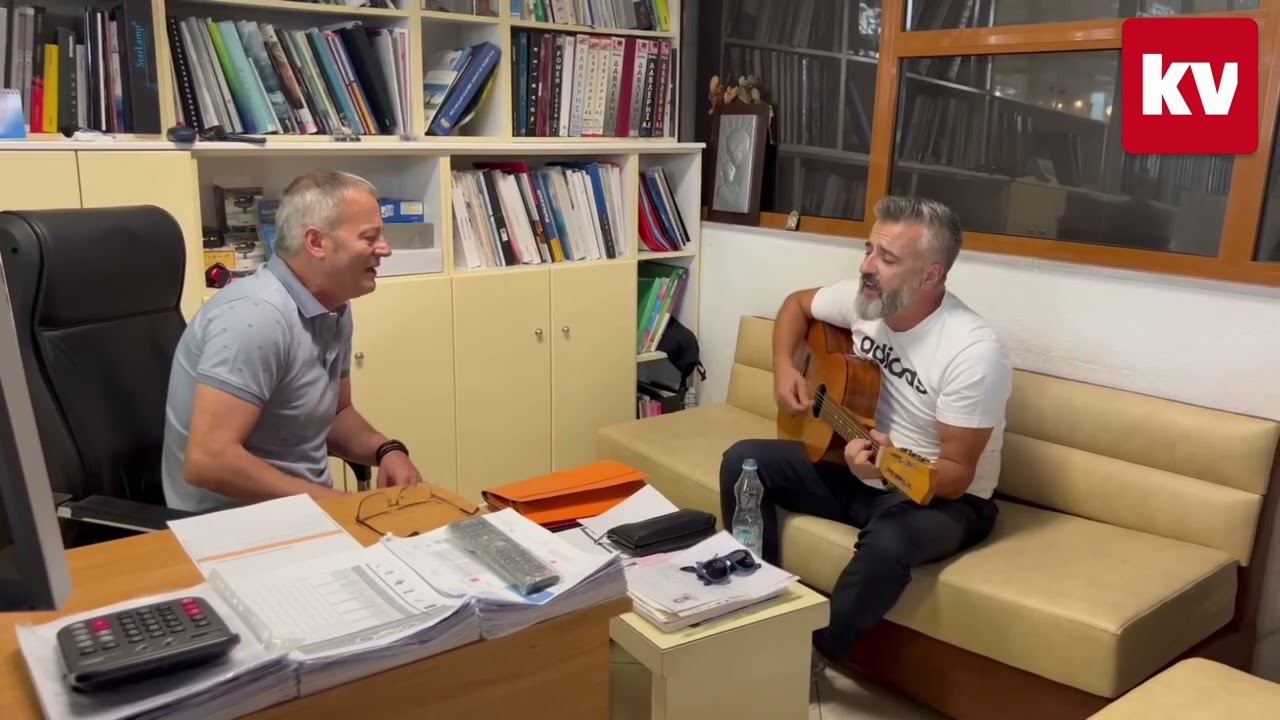 Kenge e bukur per dashurine e kenduar me kitare.