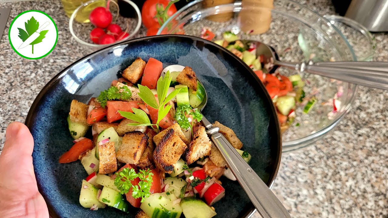 Mediterraner BROTSALAT ist die perfekte Resteverwertung
