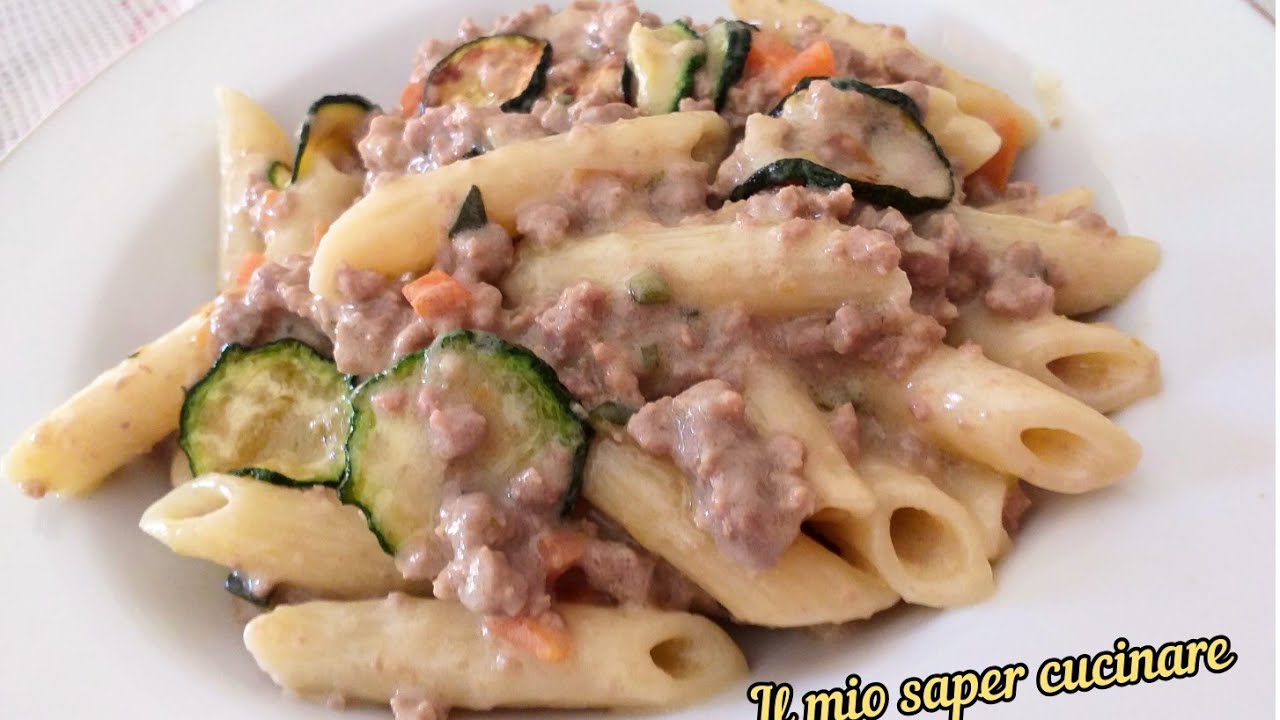 #pasta alle #zucchine con #trito di #carne #ragù #bianco alle #zucchine