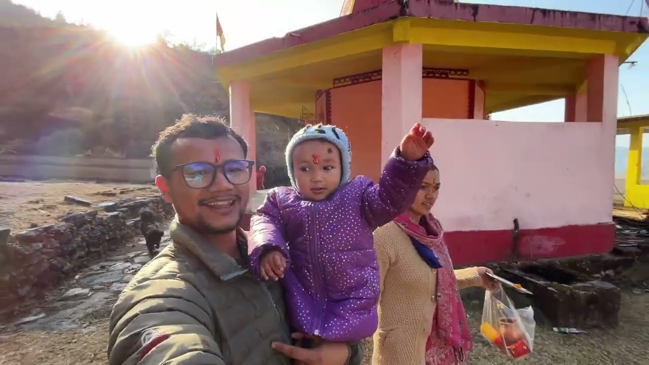 आज हमारे नए घर में दरवाज़े का फ़रेम लगा लिया 🥹 बिटिया गई महादेव मन्दिर 🙏