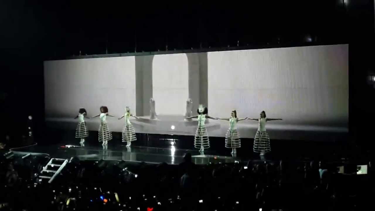Beyonce - Mrs. Carter Tour Opening - Run the World