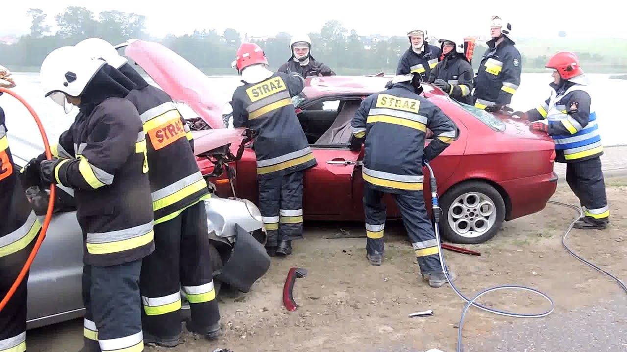 Wypadek drogowy w Kielnie. Czołowe zderzenie osobówek. Straż pożarna w akcji OSP
