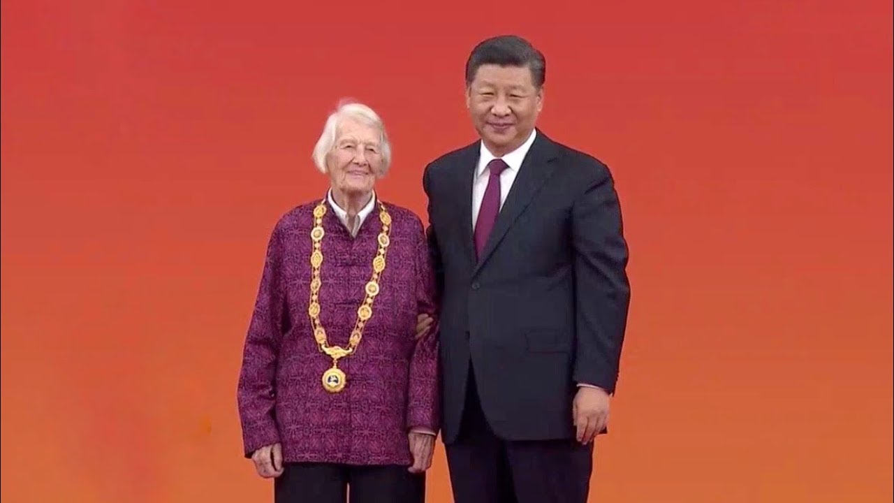 President Xi presents medals to the awardees