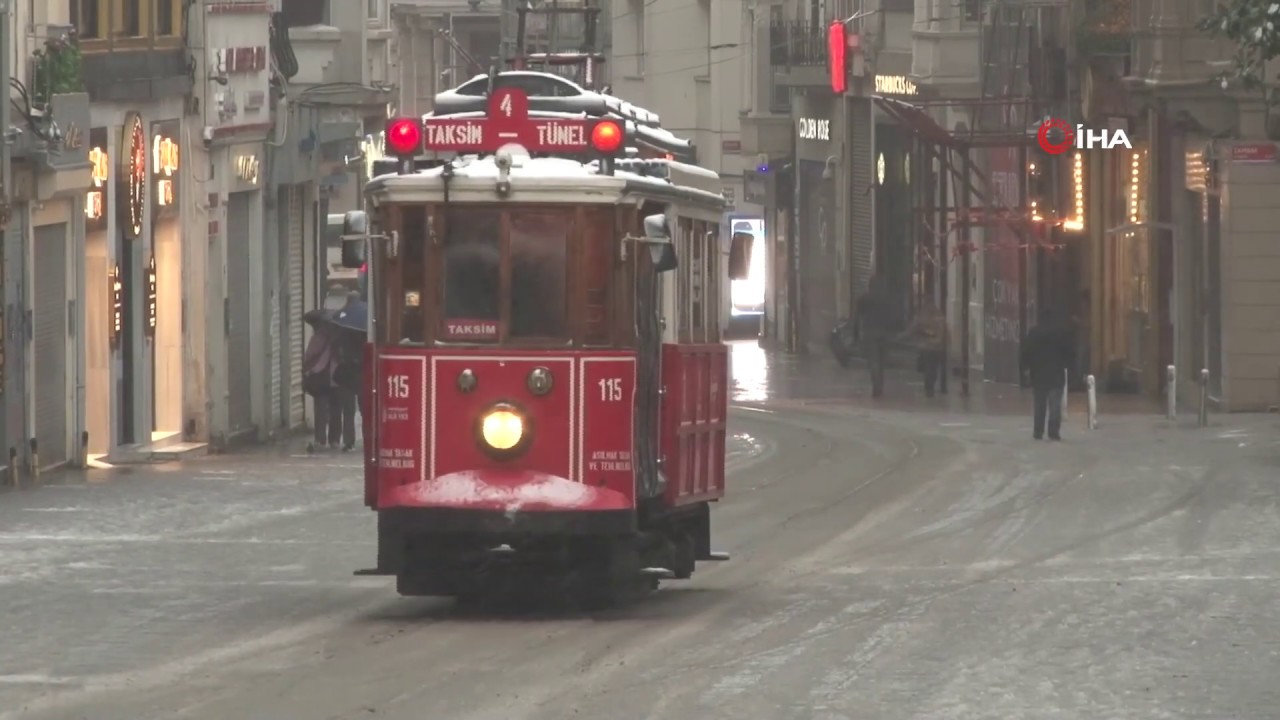 Taksim Meydan'ı Beyaza Büründü