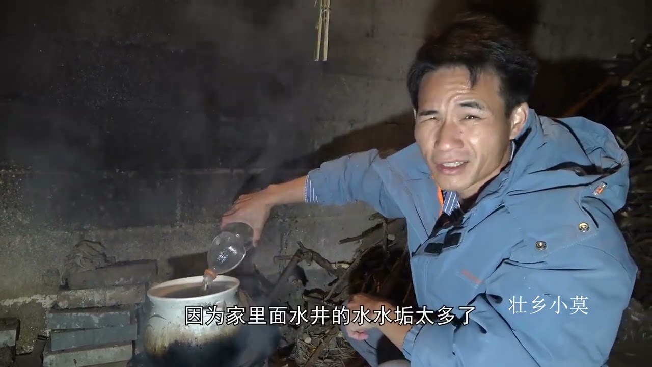 蹭饭多了不好意思，小莫煮好菜回请美女吃饭，美女的做法太赞了