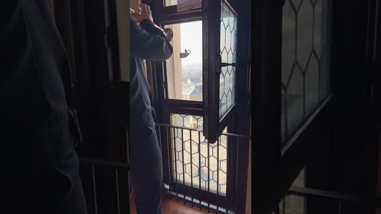 Hymn Ukrainy rozbrzmiał z wieży mariackiej