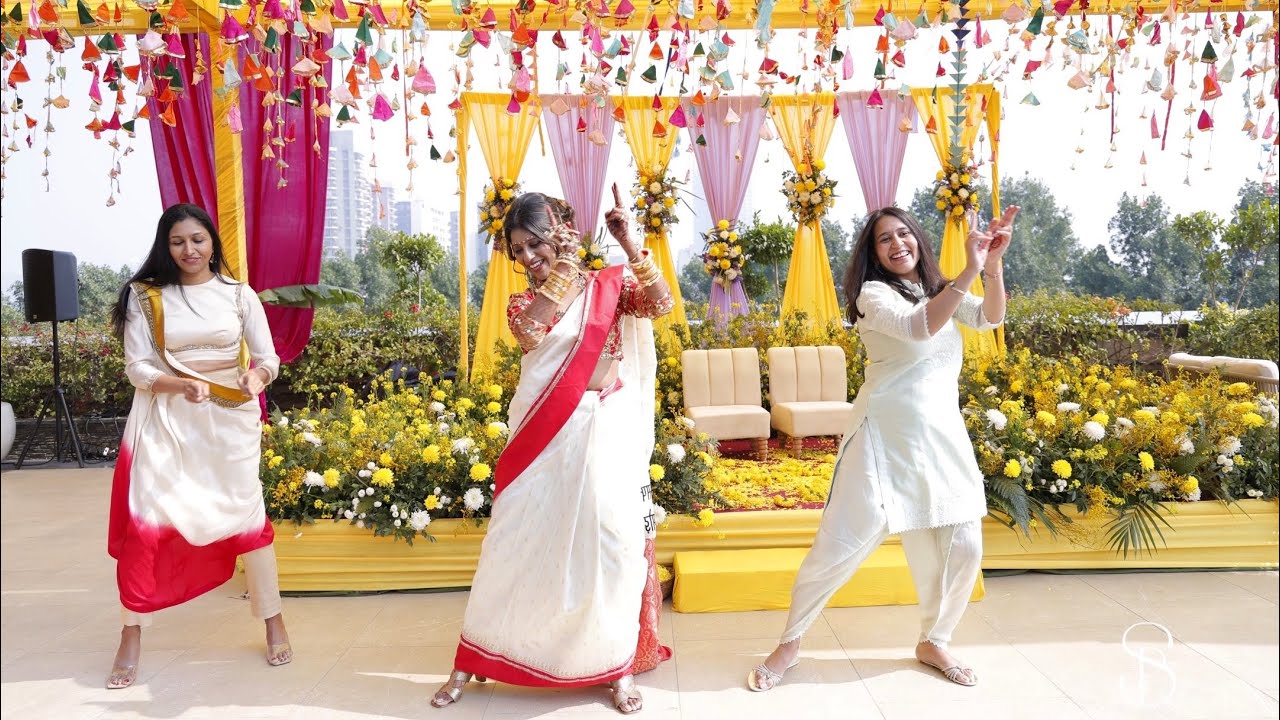Bengali Haldi Dance by Bride & bridesmaids | Gaye Holud | Lar Gaiyan 