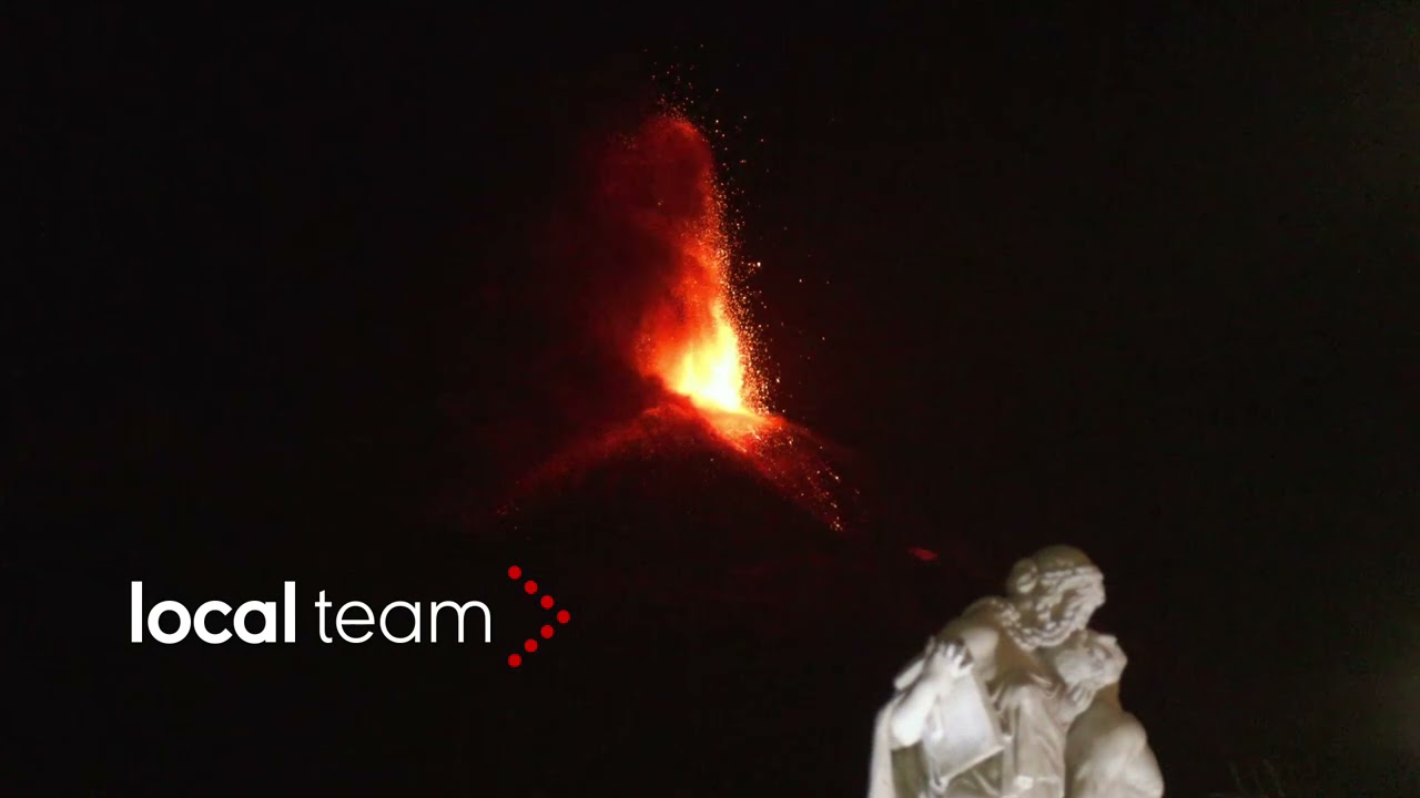 Etna, forti boati e tremore : serrande vibrano vistosamente
