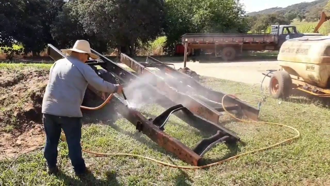Carreta de plantio de cana fazendo