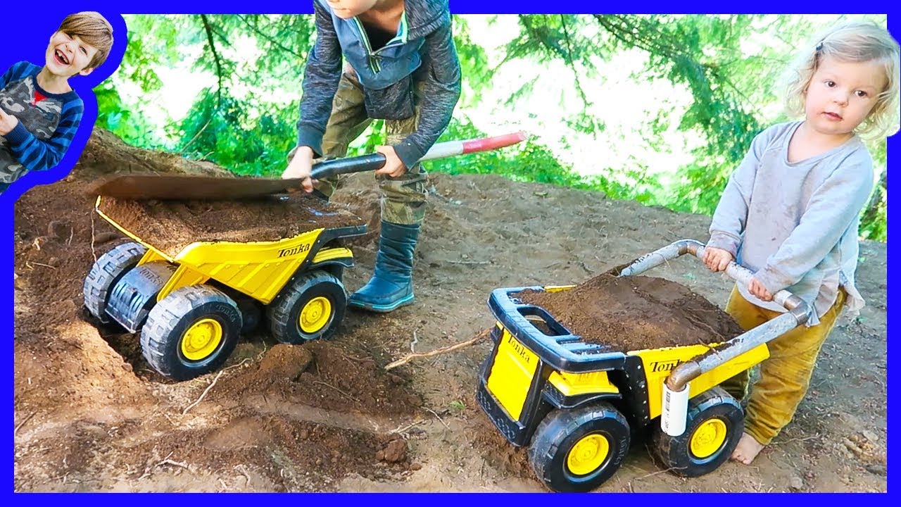 TOY DUMP TRUCK MIGHTY MACHiNES HELP MOVE DiRT!