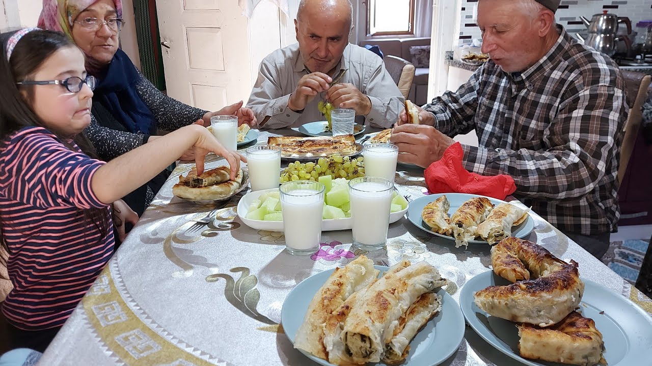 Öğlen yemeği ıspanaklı börek