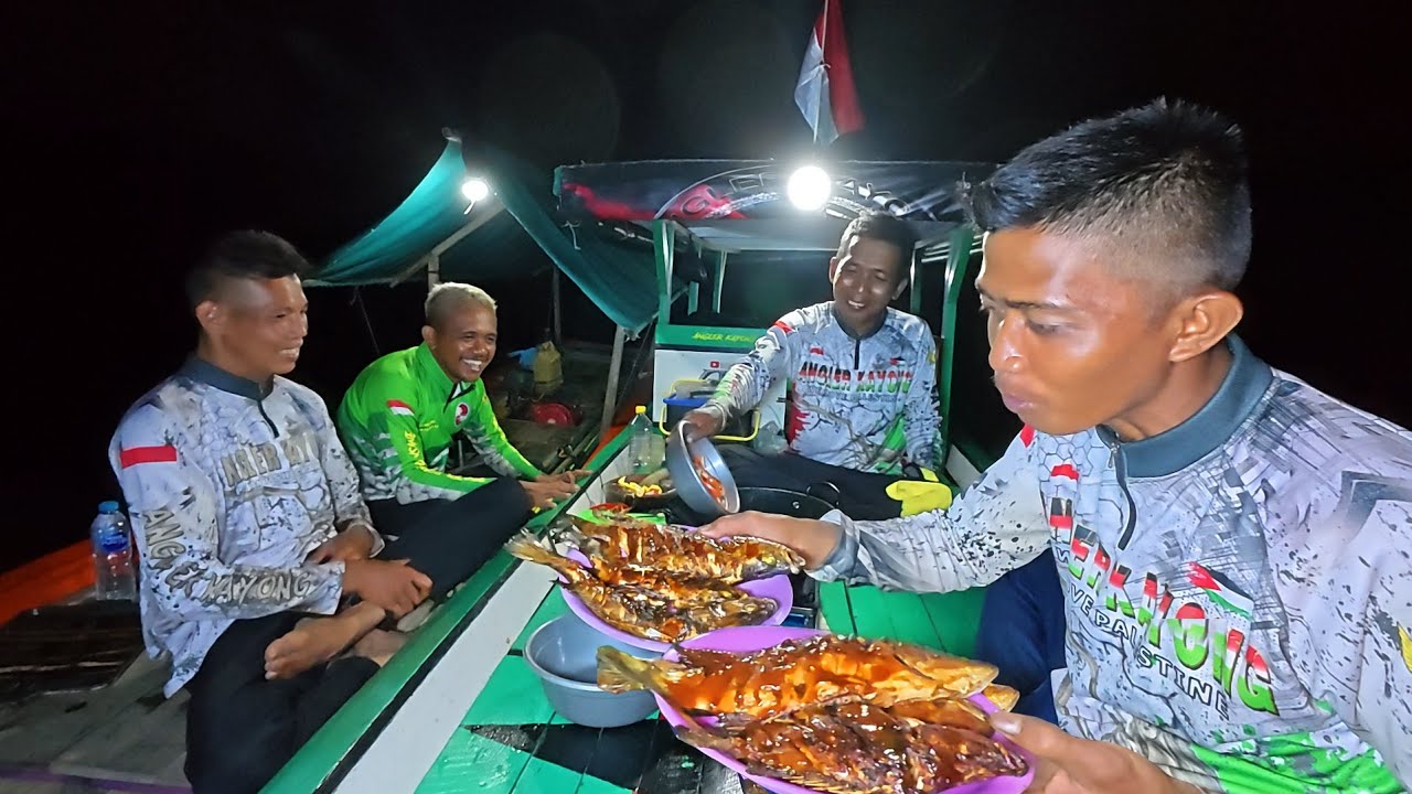 Masak ikan panggang sambal kemangi dimalam hari setelah seharian mancing di sungai.