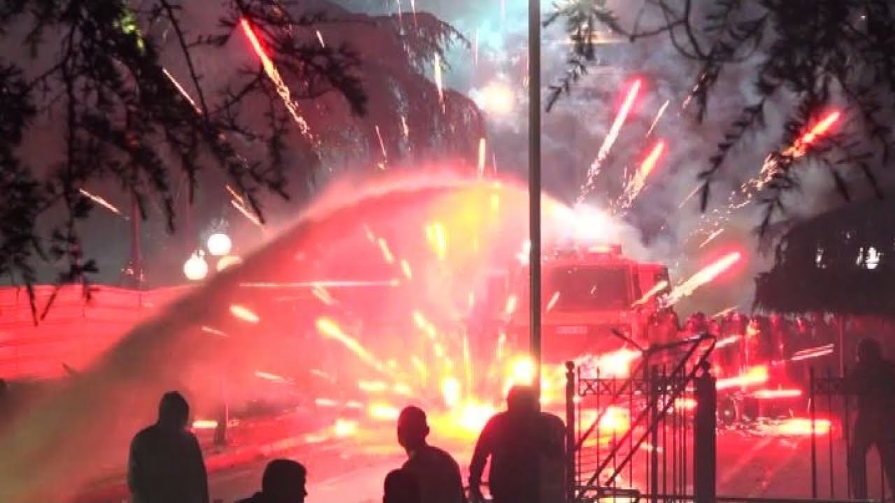 Tensione in Albania, scontri davanti al parlamento a Tirana