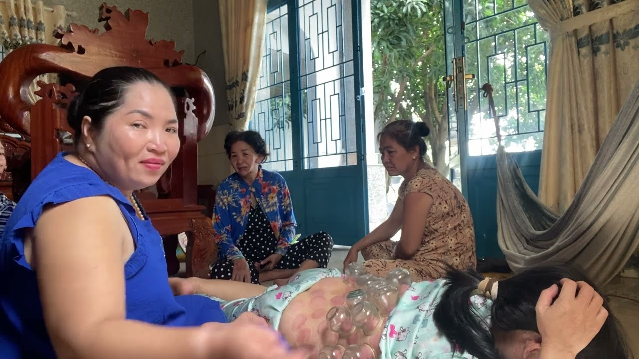 cô tám cạo gió cho cháu Phương@￼ An Giang