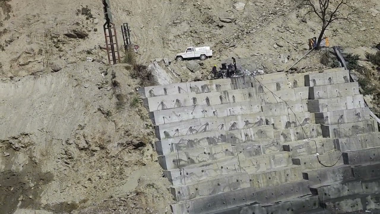 क्वारब रोड का निर्माण हो रहा है