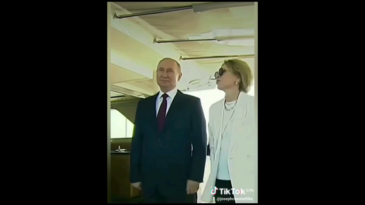 Vladimir Putin gesturing to  talkative host to hush while Russia&rsquo;s national anthem is being playef