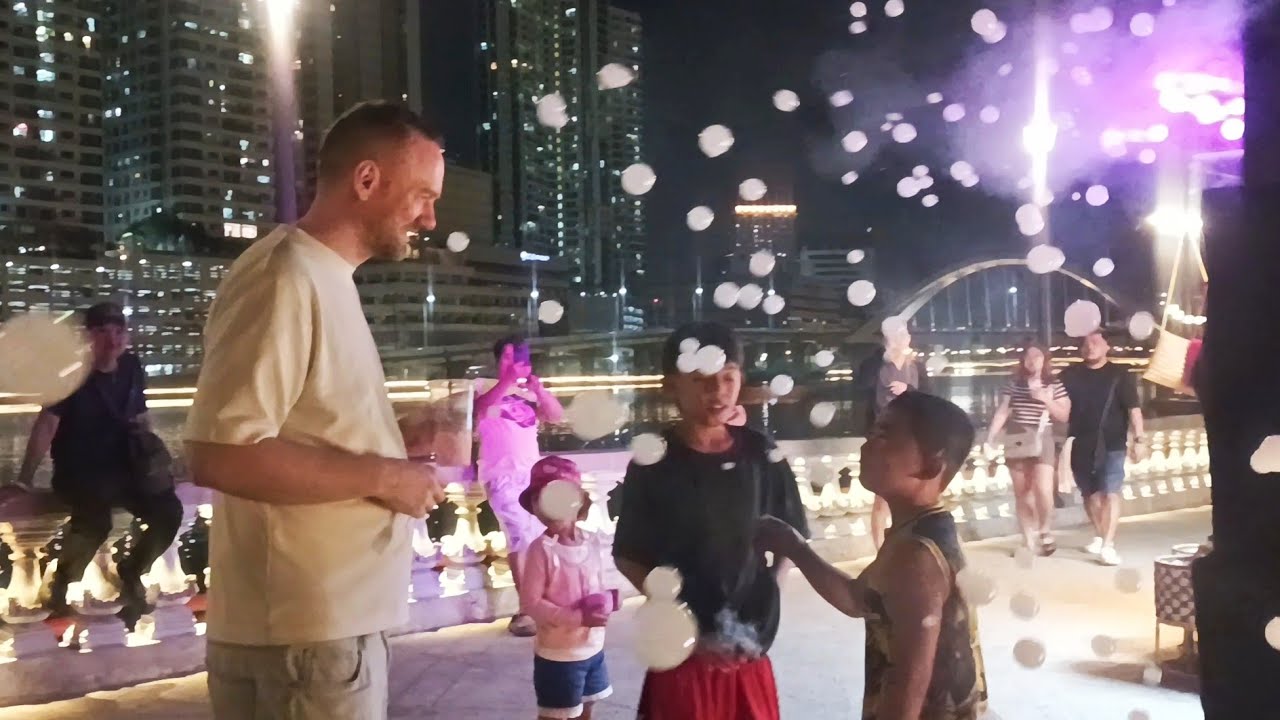 HALA mga foreigner (Germany) natutuwa sa mga Bata na naglalaro Ng BABBLES sa ESPLANADE 