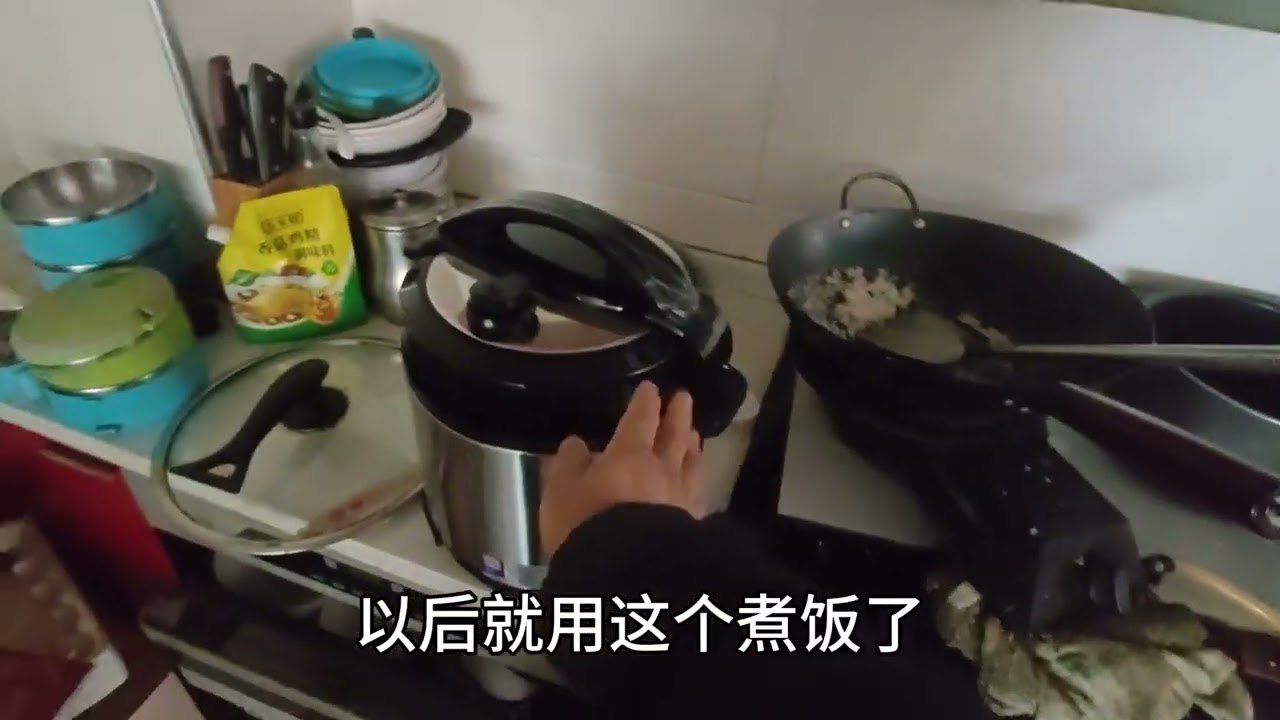 路上自驾游怎么在车内做饭，小伙花了几十元买了个装备，太好用了