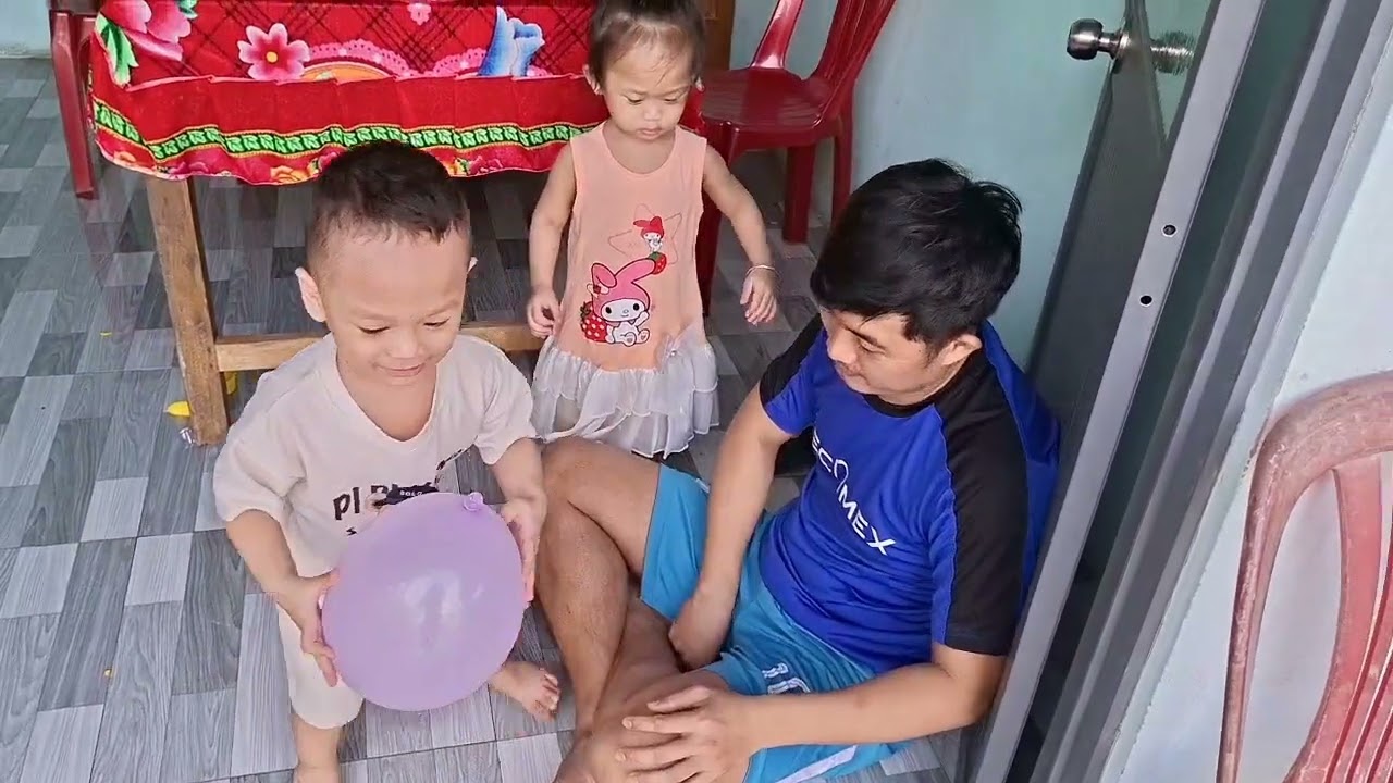 Ba chị em ăn nui vui đùa cùng nhau  