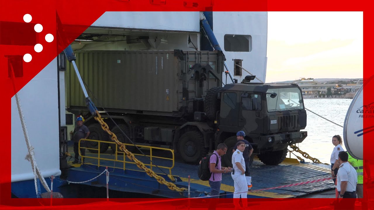 Lampedusa, protesta al molo all'arrivo della nave Cossyra: i mezzi militari non sbarcano