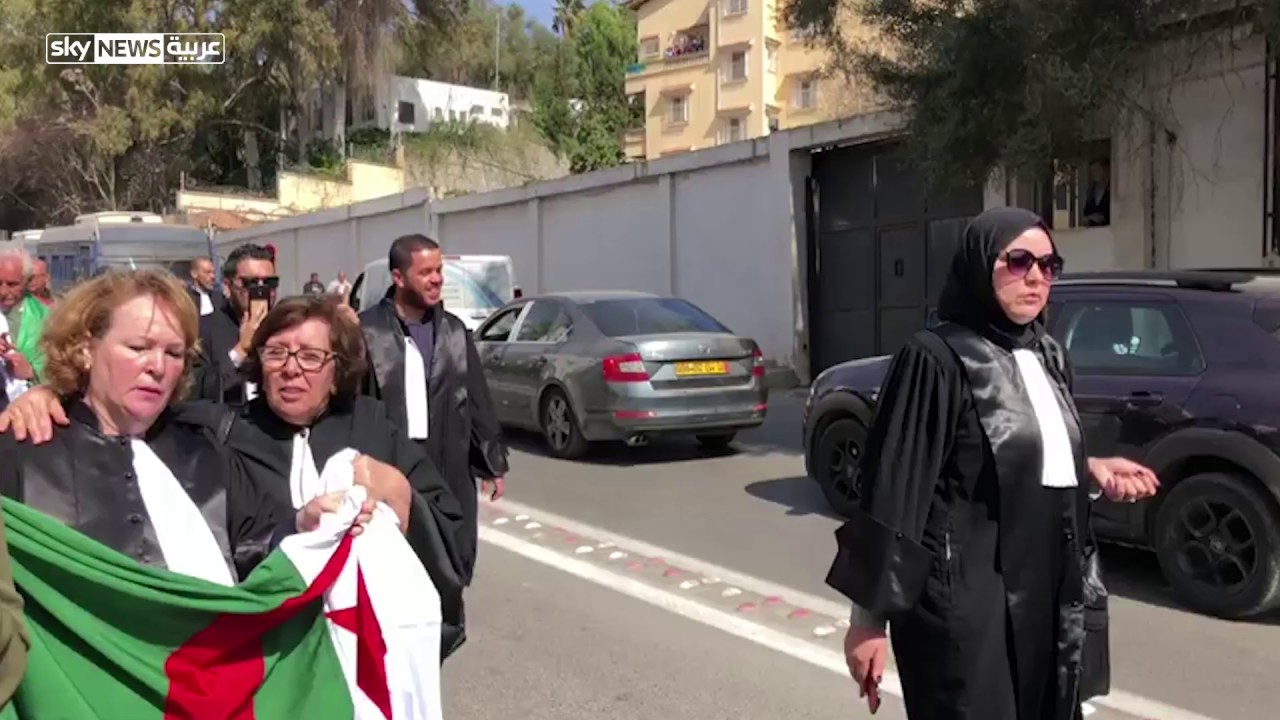 الجزائر.. مسيرة لمئات المحامين إلى المجلس الدستوري