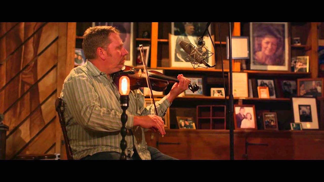 Dori Freeman Performs 