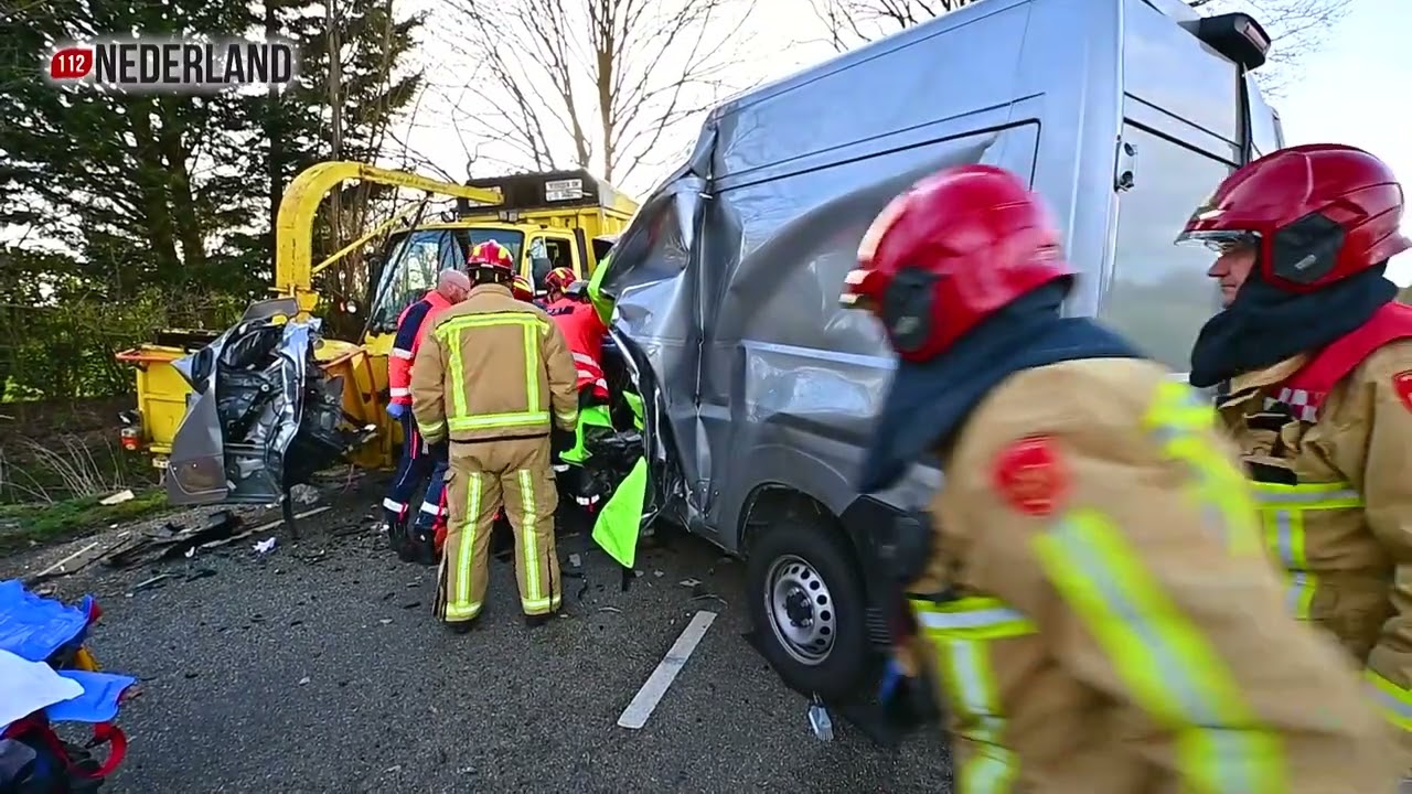 Bestuurster bekneld na botsing met schredder