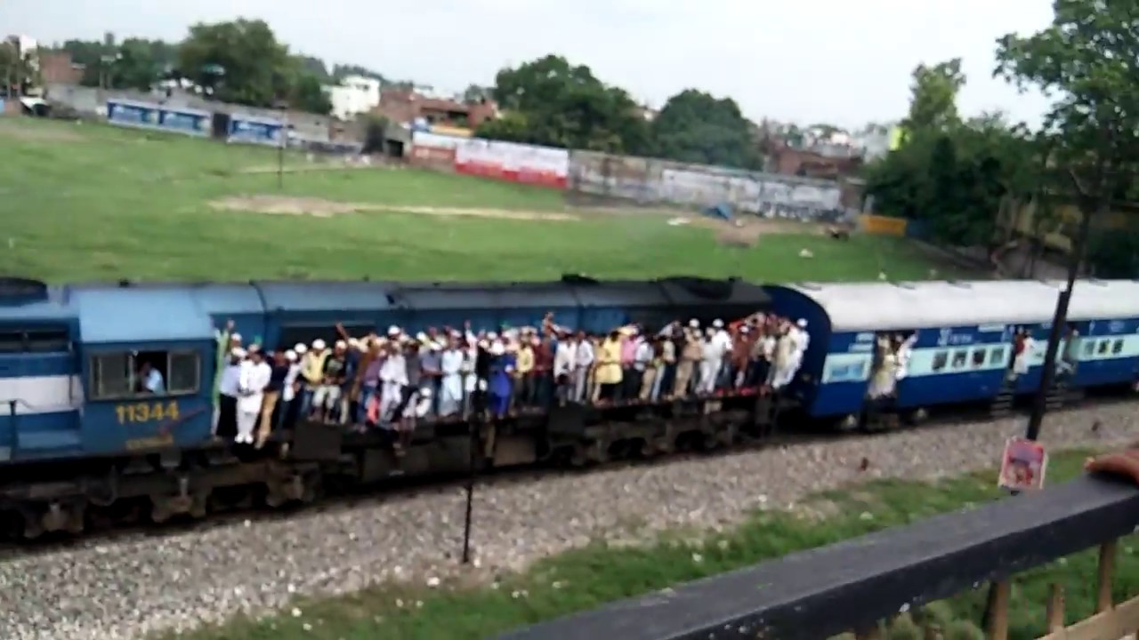 Shehzade Ala Hazrat Huzoor tajushariya ki Namaz e Janaza Mein Jate Huye