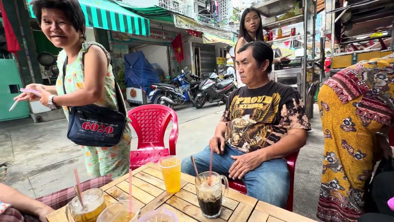 Sáng sớm cả nhóm em nhộn nhịp tới mùa Tết đến vui xuân 