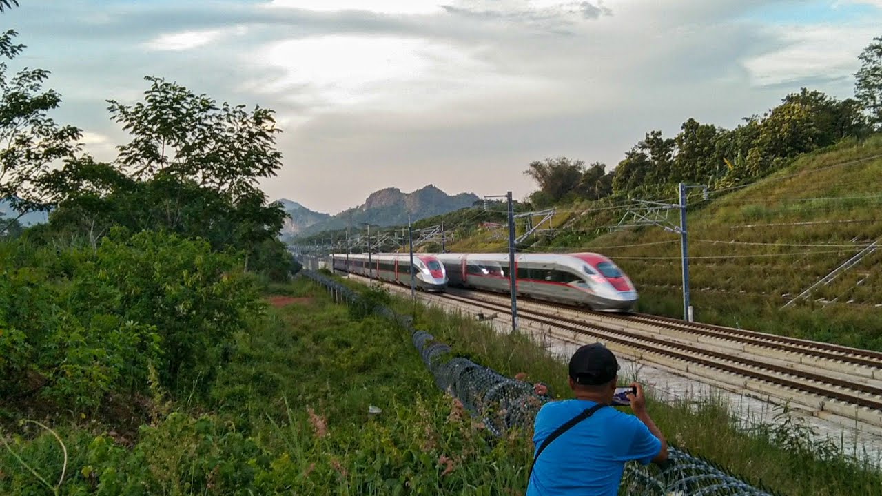 kereta cepat whoosh papasan di antara petak plered cisomang purwakarta