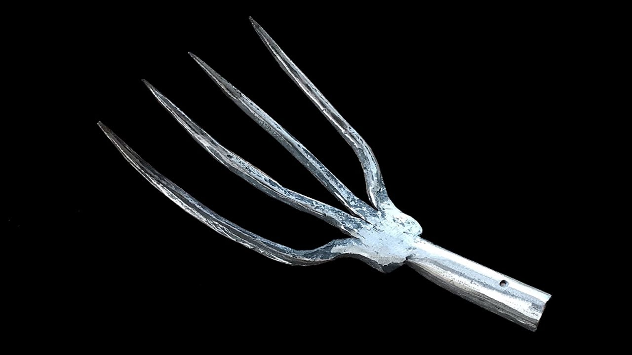 Blacksmith - Forging A Spade Fork