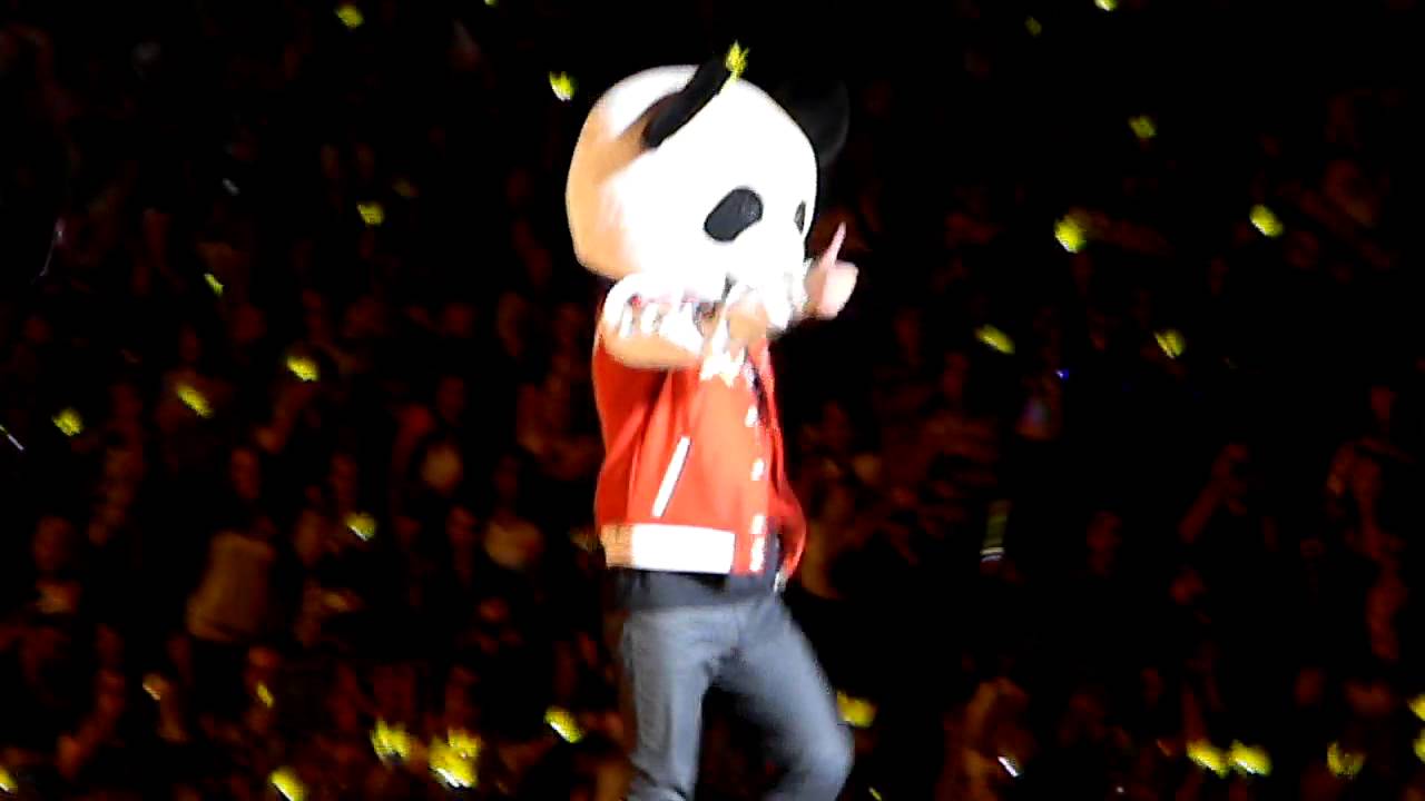 Dinosaur GD and Panda Seungri at Alive Tour NJ 121109