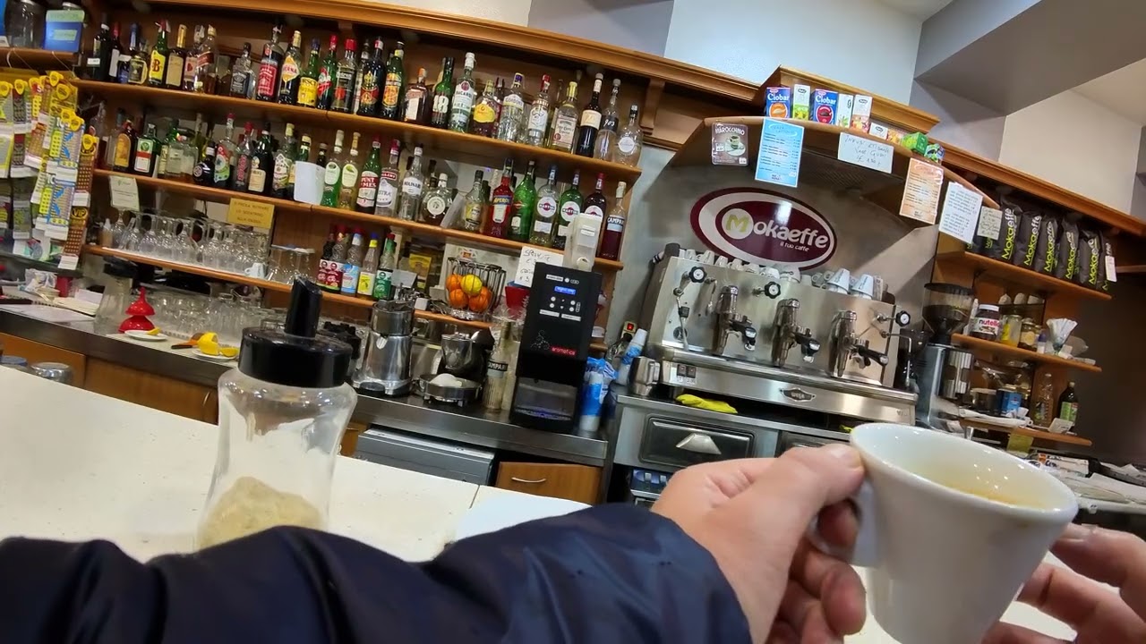 El café de la esquina donde todos se conocen