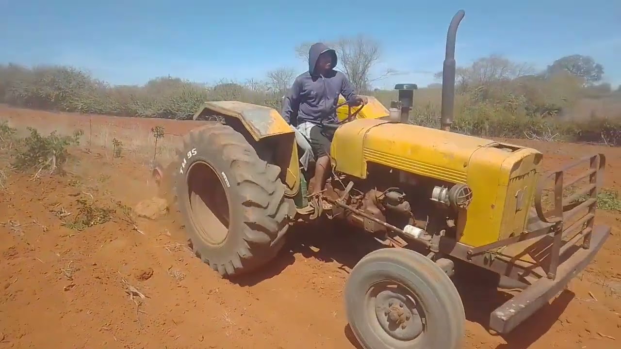 #valmete65 arando roça no certo da Bahia com trator 65valmete