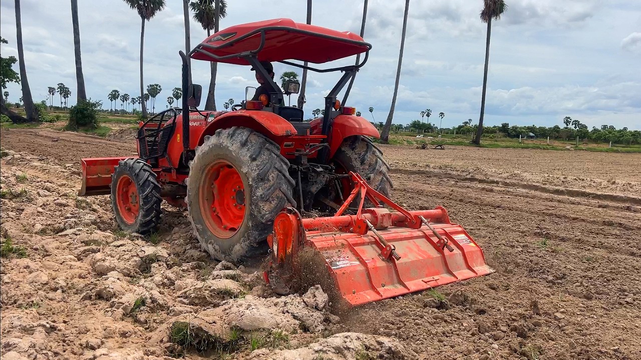 ត្រាក់ទ័រគូបូតាវ៉ៃអង្គប់,Tractor Kubota M6040 SU Plow Field ,Tractor Khmer Farmer