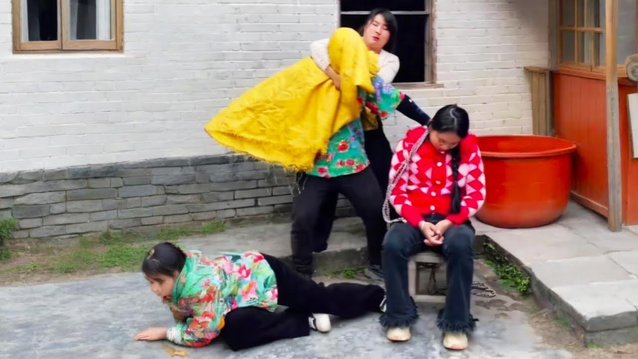 被绑的美女艰难解开绳索逃跑，趁人贩子慌乱之际，一棒子狠狠打断人贩子的腿一脚踹晕！ #funny #正能量剧情 #传递正能量 #comedy #弘扬正能量 #drama