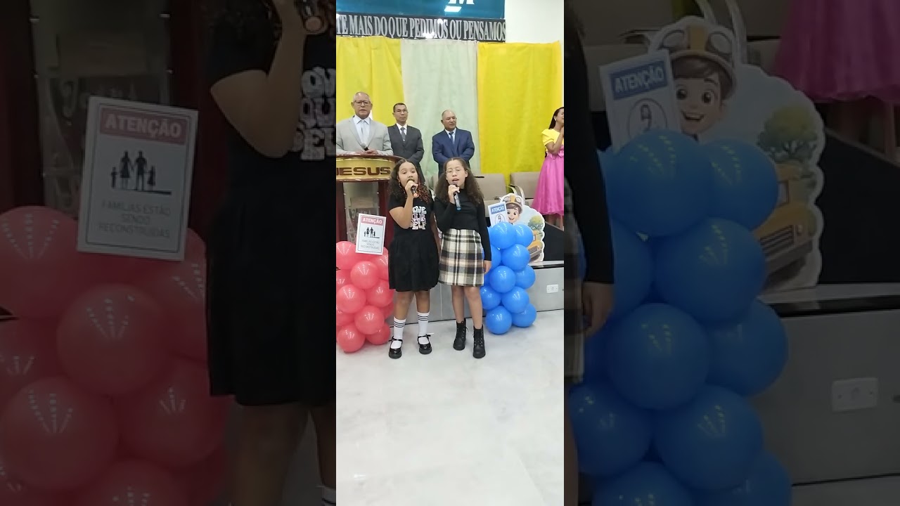 Eu e minha best cantando na igreja 