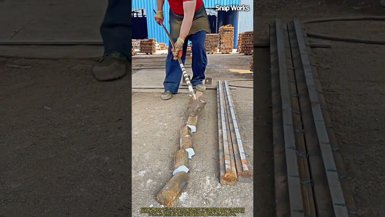 놀라운 정밀함: 숙련공의 망치질로 조각나는 거대 철기둥 #worker #process #steel #strike #cutting