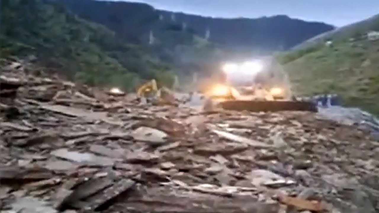 J-K: Massive landslide hit Jammu-Srinagar National Highway, vehicular movement halted