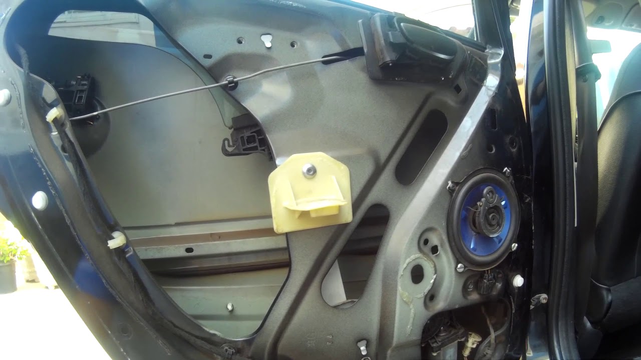 Retirando maquina vidro elétrico traseiro Peugeot 207