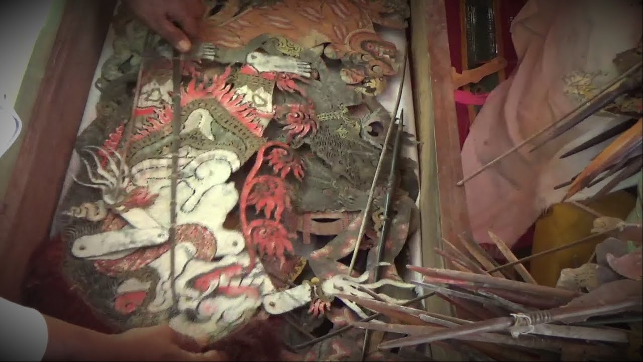 PROSES PENYIMPANAN WAYANG KULIT DI PETI. OLEH JERO DALANG KUKUH.MARGA.TABANAN