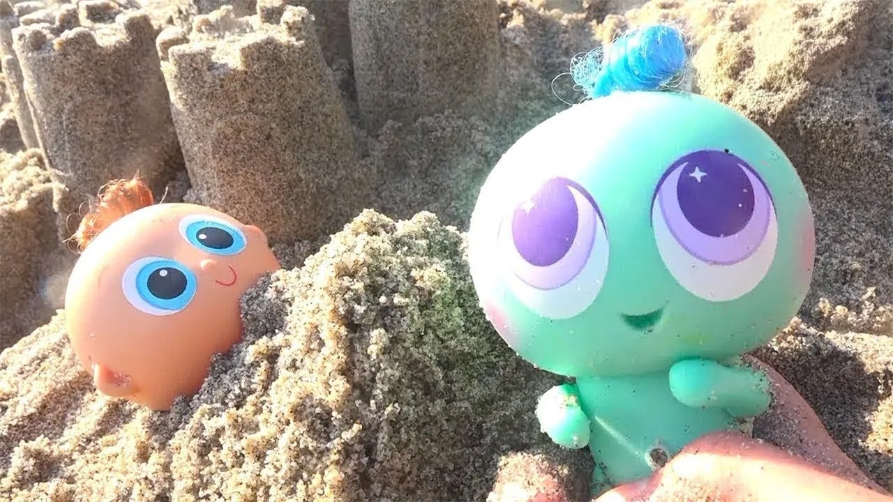 Mis bebes van a la playa | Jugando muñecas y juguetes con Andre para niñas y niños