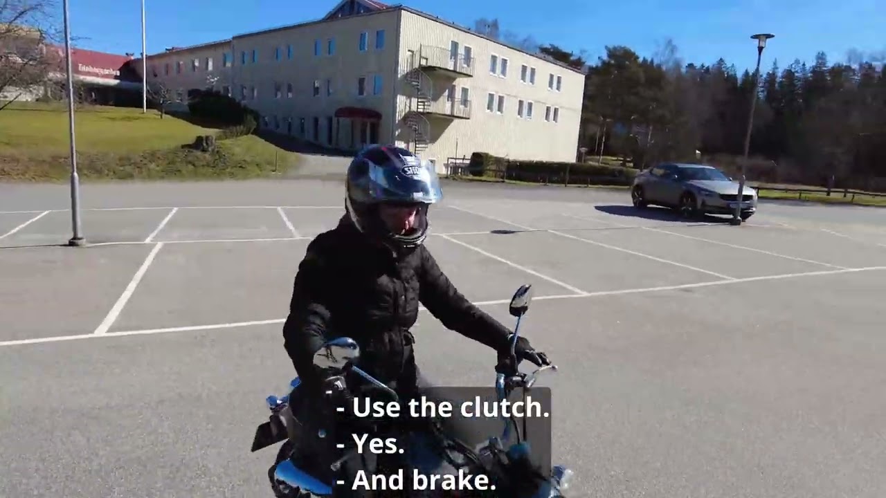 My wife practice motorcycle driving for the first time. (Honda Monkey 2022)