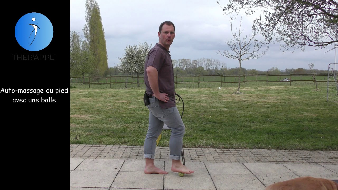 Auto massage du pied avec une balle de tennis